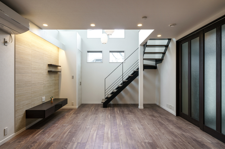 吹き抜けにアイアン階段のあるお家 撮影実績 建築写真と竣工写真の撮影 イエフォト