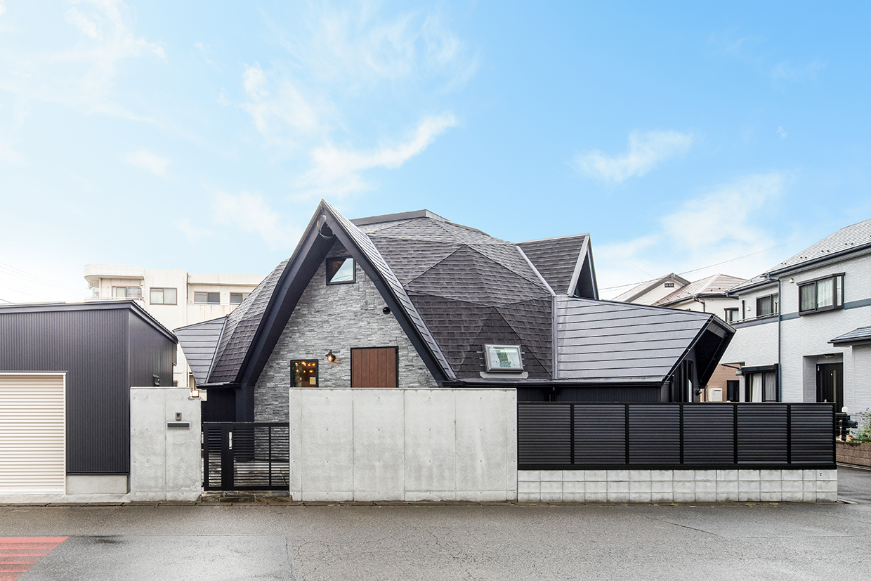 青空加工後の幾何学屋根の家